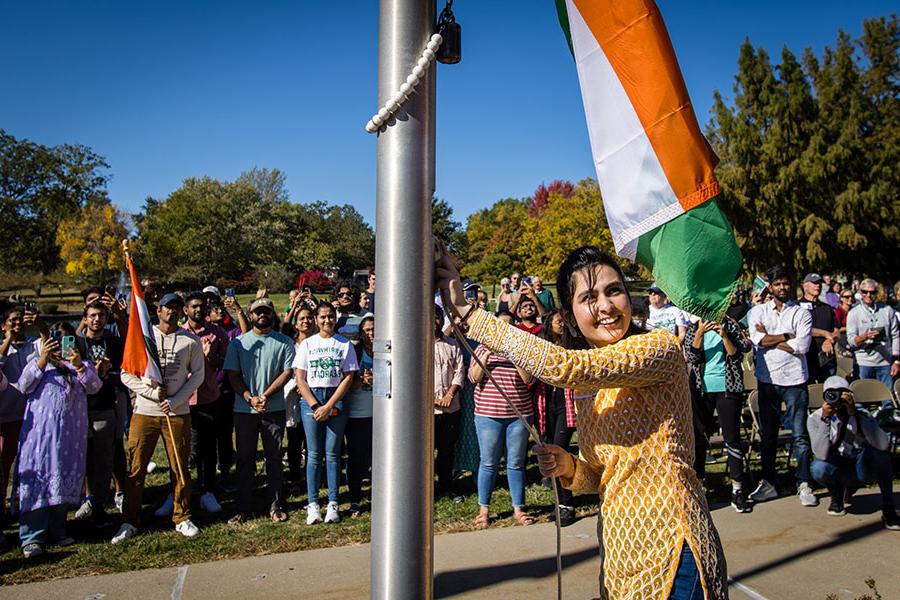 在西北地区一年一度的国际升旗仪式上，一名来自印度的学生升起了她的祖国国旗, 每年秋天都会庆祝牛津大学的国际学生和多样性. (图片来源:Lauren Adams/<a href='http://kqkt.ngskmc-eis.net'>威尼斯人在线</a>) 